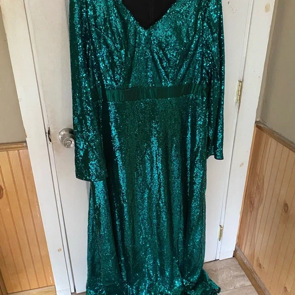 Emerald Green Sequin Gown - Picture 4 of 7